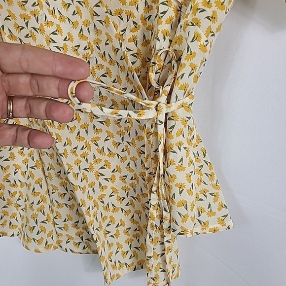 NEW Inmod Los Angeles Women's Folksong Floral Wrap Top in Yellow Size L - Picture 4 of 9